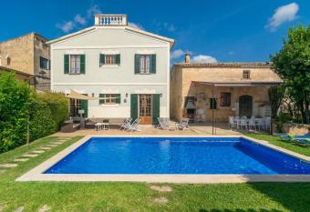 Can Bombarda has Balcony rooms