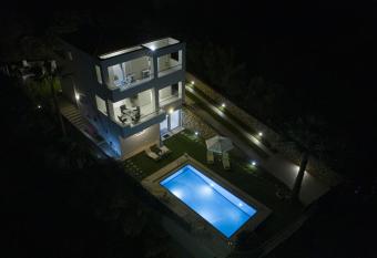 Villa Minos Plaka has Balcony rooms