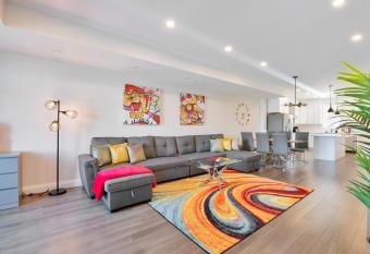 GLOBALSTAY New 16 Ppl Townhouses in Windsor Hot Tub & Sauna has Balcony rooms