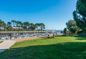 R  sidence Les Suites Du Ferret has rooms with a private hot tub