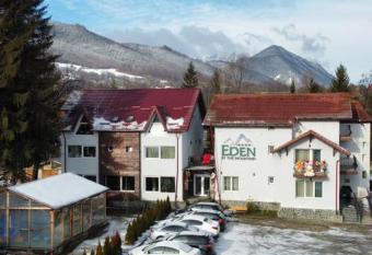 Eden By the Mountain has Balcony rooms