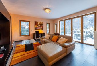 Spacious apt w Mountain View, close to DT ID30 has Balcony rooms