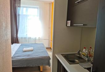 Studio apartment - Orange allows 18 year olds to book a room