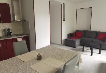 Chez Aurel & Manu - Jacuzzi has rooms with a private hot tub