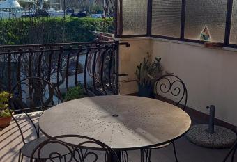 A Santy s House 1piano no lift no navetta, air condiz ed extra bed a pagamento allows 18 year olds to book a room