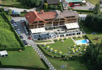 Dei Hotel Sch  nblick allows 18 year olds to book a room