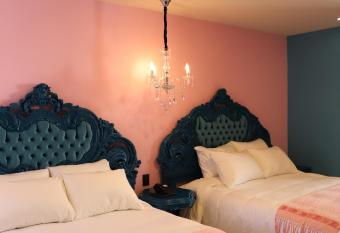 Casa Rosa Hotel & Spa has rooms with a private hot tub