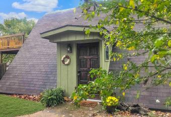 Cypress Getaway has Balcony rooms