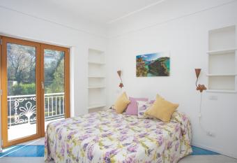 LE GEMME GUEST HOUSE has Balcony rooms