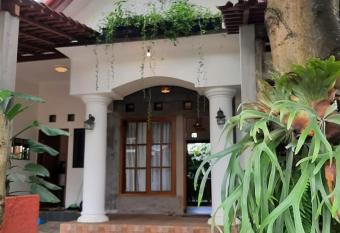 OMAH LUMUT Malang, Best Family Villa 3 Bedrooms Free Pool Kolam Renang has Balcony rooms