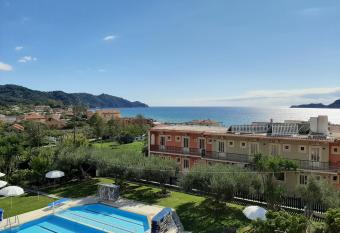 Splish Splash Apartments has Balcony rooms