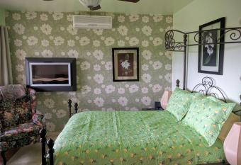 Our Valley View Bed & Breakfast has rooms with a private hot tub