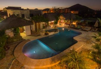 Olas de Cerritos has rooms with a private hot tub