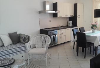 Apartman BARBAT-za cijelu obitelj has Balcony rooms
