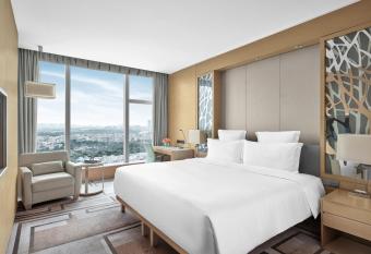 Langham Place Guangzhou - Walking distance to Canton Fair & Overseas Buyers Registration Service has rooms with a private hot tub