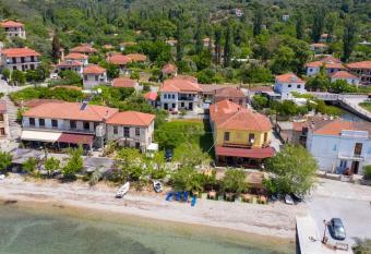 Zmas Studios has Balcony rooms