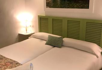 Hostal Le  n Dormido has Balcony rooms