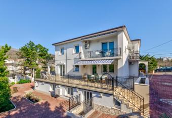 Seaside Guesthouse by JR City Apartments has Balcony rooms