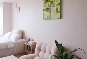 Cozy - Good Vibes Studio allows 18 year olds to book a room