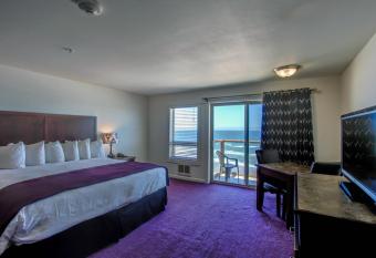 Seahorse Oceanfront Lodge has rooms with a private hot tub