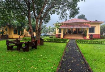 Vintage Estate - Lakeside allure with vintage decor,A plunge pool & A lawn featuring a charming gazebo allows 18 year olds to book a room