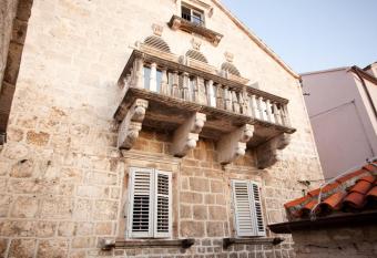 Villa Hvar Royale - 5 Bedroom Central Villa - Indoor Pool - Beautiful Heritage Villa has rooms with a private hot tub