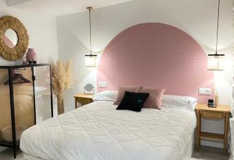 Peque  a suite independiente al lado Burgas allows 18 year olds to book a room