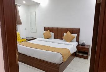 Hotel City lite Near IGI Airport has rooms with a private hot tub