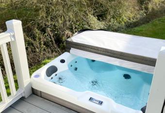 Yorkshire Lodge with Hot Tub has Balcony rooms