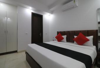 Hotel King Plaza has rooms with a private hot tub