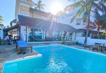 Villa Thamani fronte mare direttamente sulla spiaggia con piscina privata! has Balcony rooms