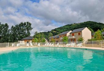 T3 duplex village geolia Saint geniez d olt avec 2 piscines chauff  e 64 has Balcony rooms