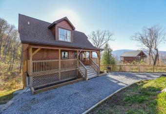 Walnut Ridge Cabin. Sleeps 7-11! Hot tub, pool table, minutes to downtown Gatlinburg! has Balcony rooms