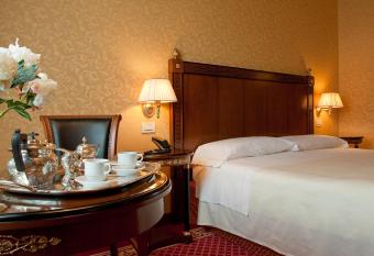 Hotel Maxim has rooms with a private hot tub