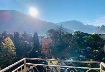 ATTICO61 has Balcony rooms