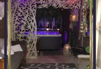 SIANDAKI NID D AMOUR AVEC JACUZZI allows 18 year olds to book a room