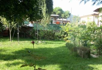 B&B Villa Rosella Appartamento completo di camera matrimoniale e 2 letti singoli has Balcony rooms