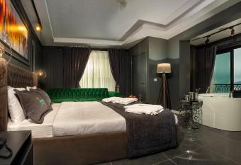 La Cielo Hotel Bostanc   has rooms with a private hot tub