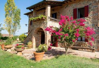 Podere La Vecchia Fornace has Smoking/Balcony rooms