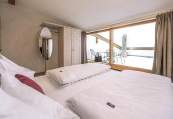 s Acherl has rooms with a private hot tub