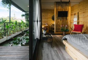 Homestay CH   T - Pagoda View 1 has rooms with a private hot tub