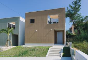 Villa COLORS has rooms with a private hot tub