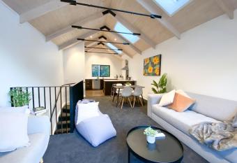 Modern 2-bedroom Apartment 5 mins walk to Queenstown has rooms with a private hot tub