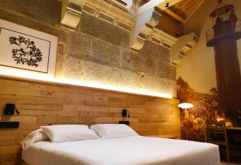 Hotel do Porto has rooms with a private hot tub