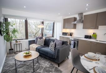 Book Today - Perfect For Families, Business & Relocation - Pembroke House Apartments Exeter- Free Parking allows 18 year olds to book a room