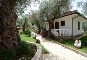 President Bungalows and Apartments has Balcony rooms