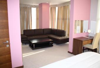 Hotel Franca has rooms with a private hot tub