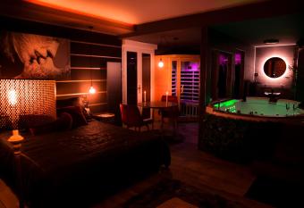 La suite d  tendue allows 18 year olds to book a room