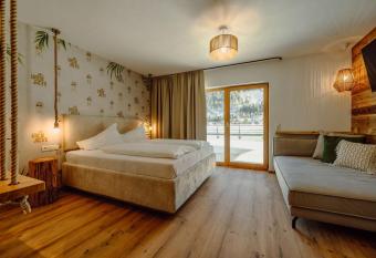 Uncle Jacks has rooms with a private hot tub