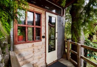 The Treehut has Balcony rooms
